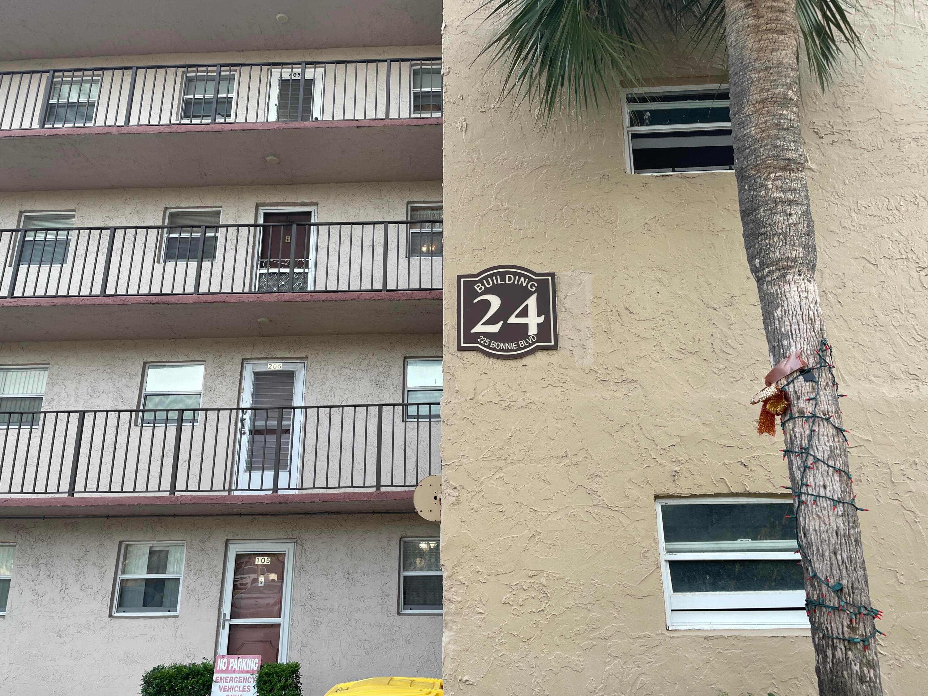 225 Bonnie Boulevard 211, Palm Springs, FL 33461 3