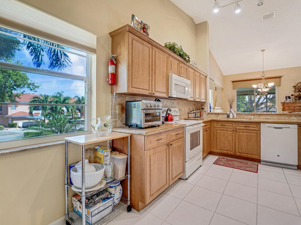 9805 Shadybrook 201 Drive 201, Boynton Beach, FL 33437 24