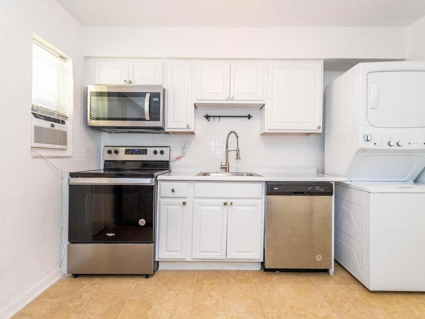 4230 NE 1st Terrace, Oakland Park, FL 33334 8