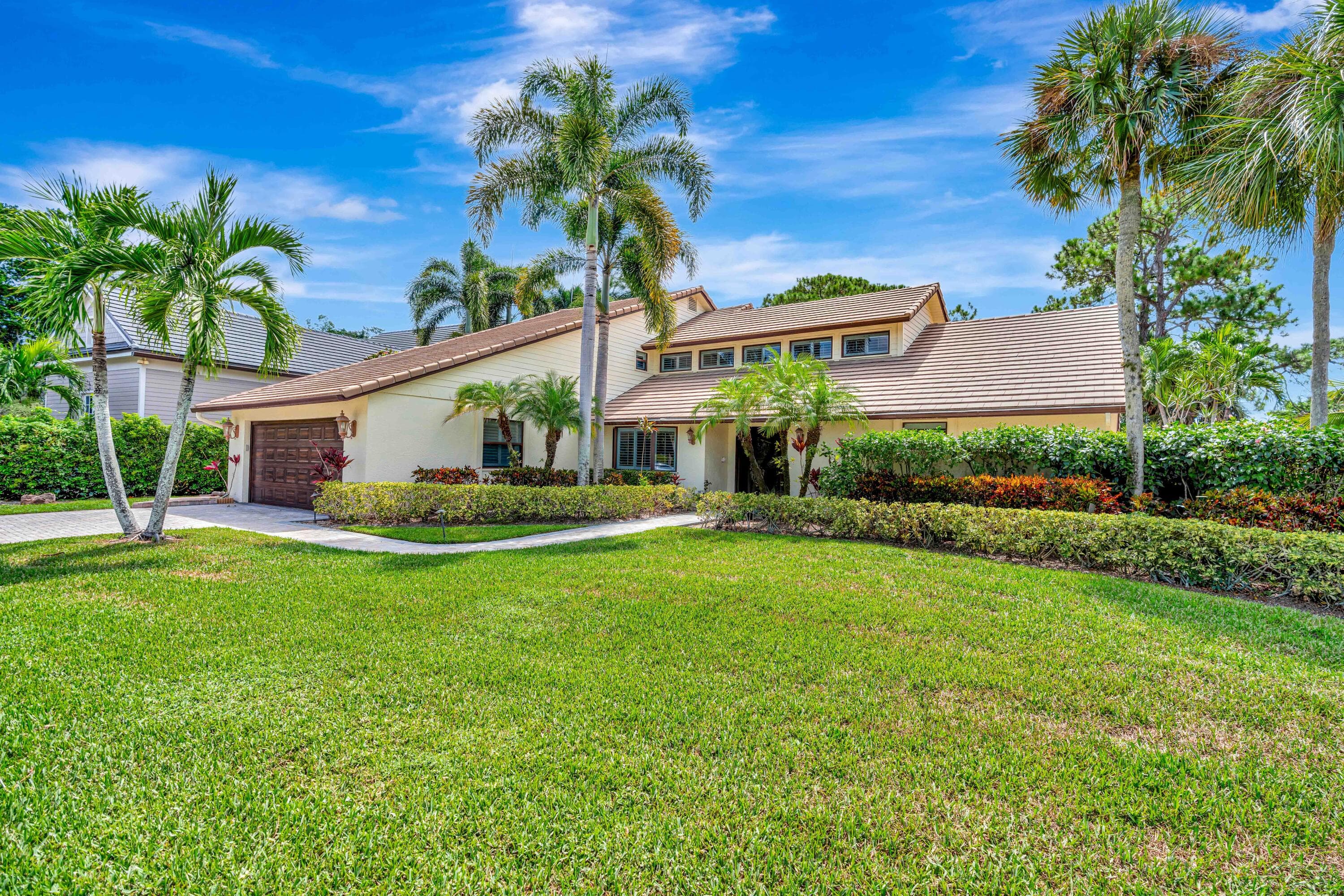 11 Berwick Road NE, Palm Beach Gardens, FL 33418