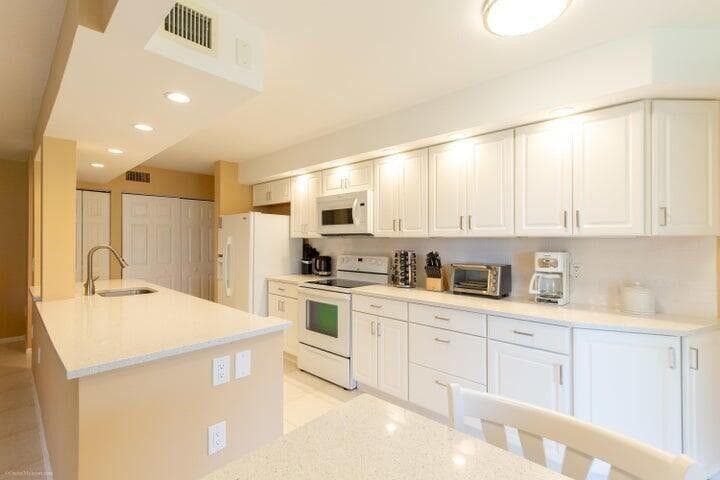110 Half Moon Circle E2, Hypoluxo, FL 33462 2