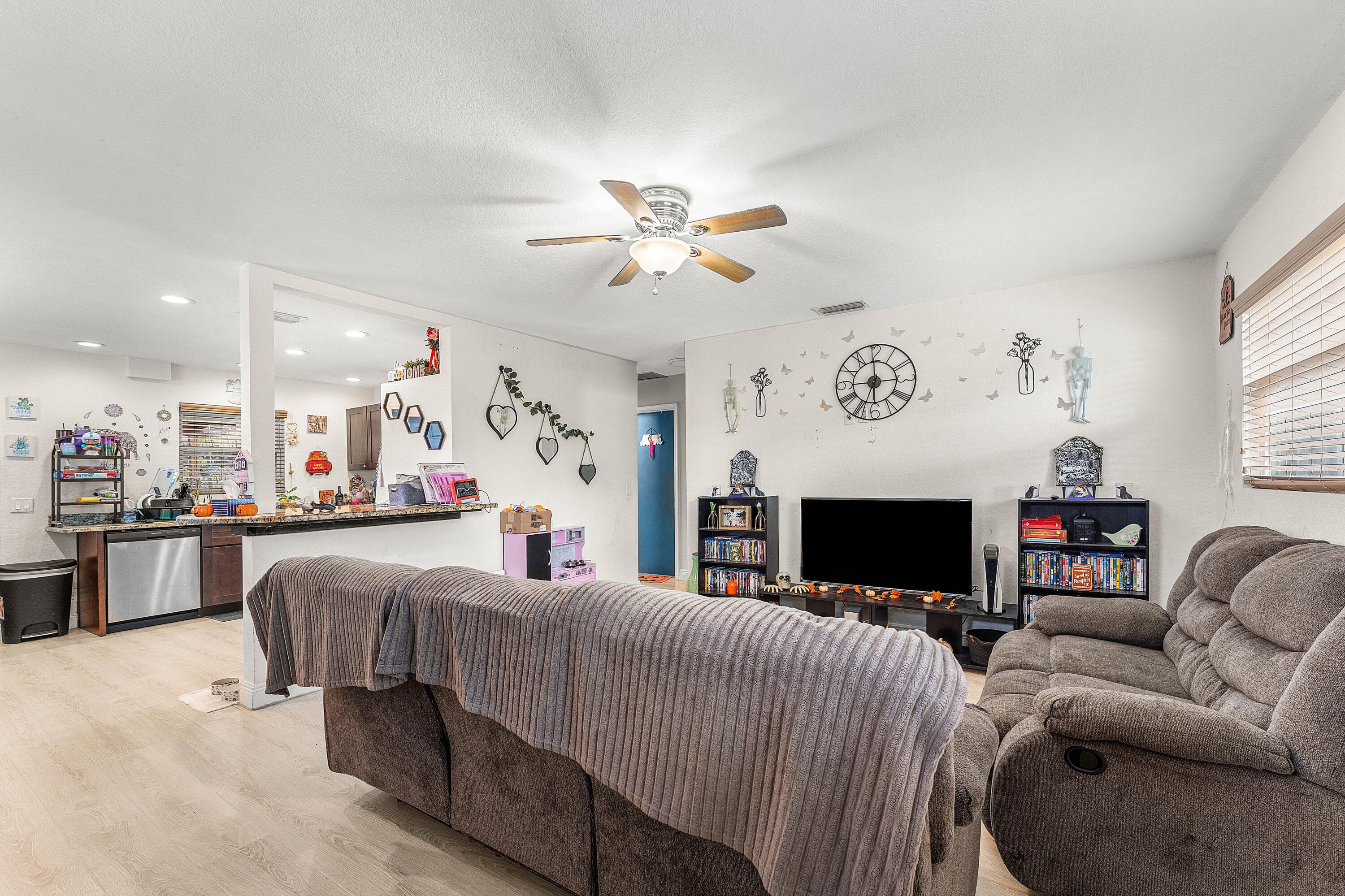 2907 Apalachee Road, Palm Springs, FL 33406 19