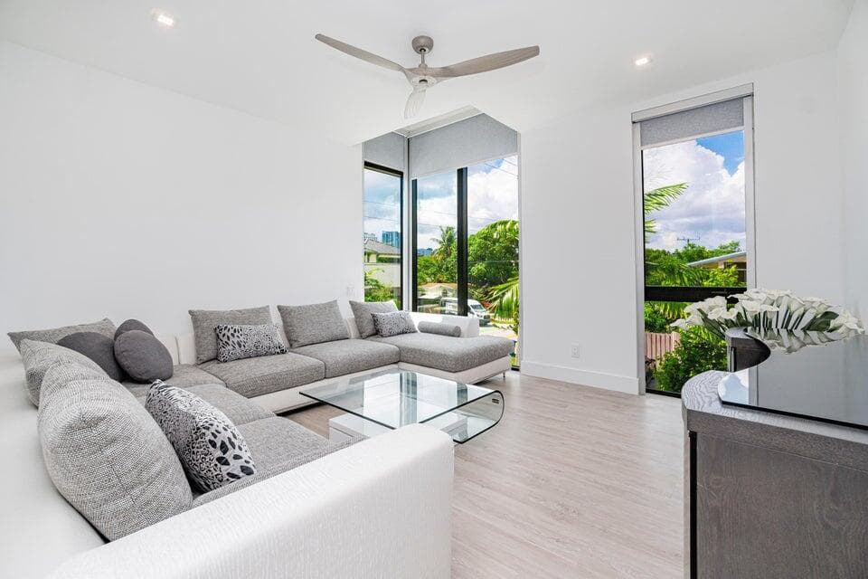 925 NE 6th Street, Fort Lauderdale, FL 33304 18
