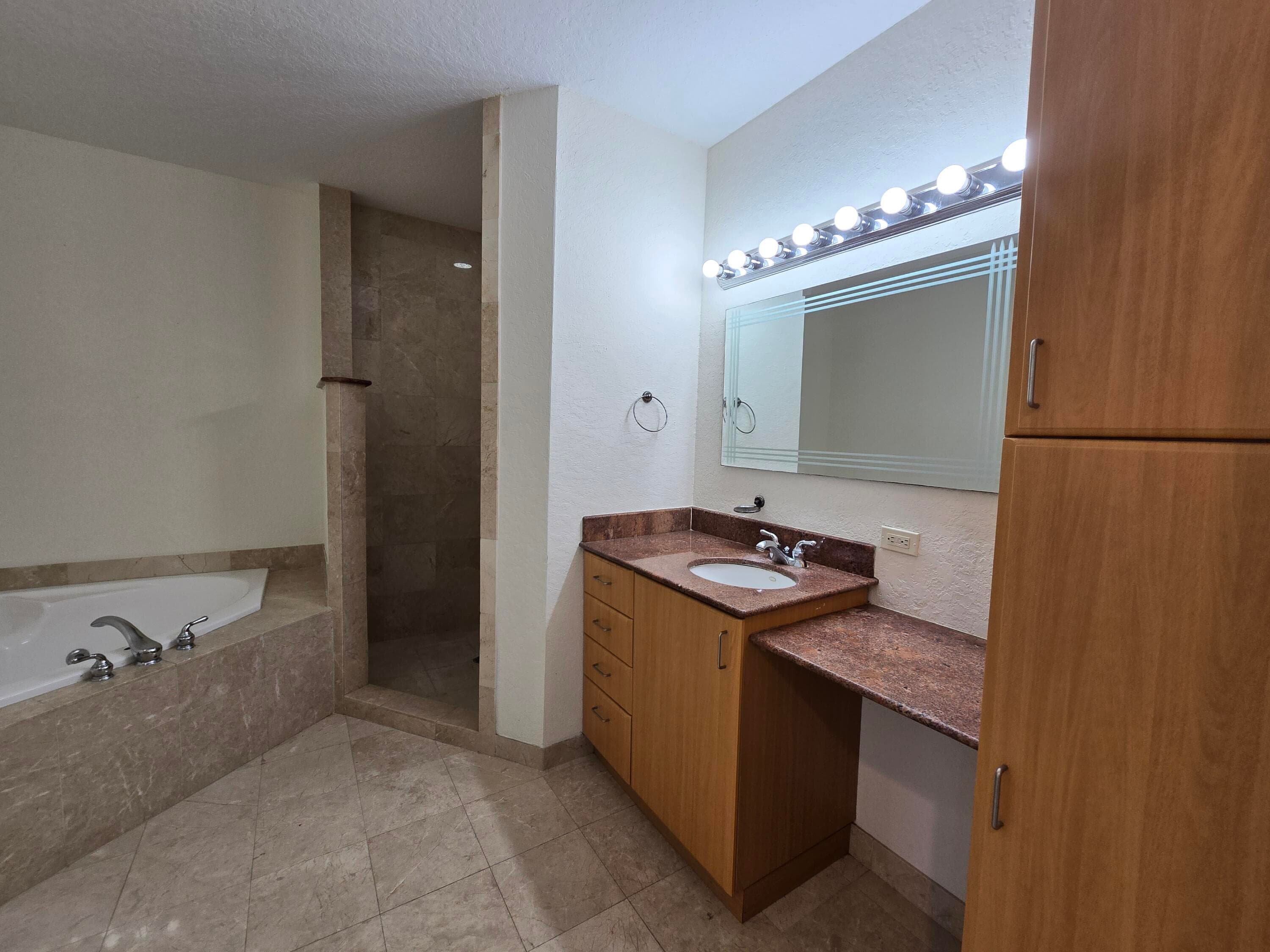 1640 Presidential Way 403, West Palm Beach, FL 33401 34