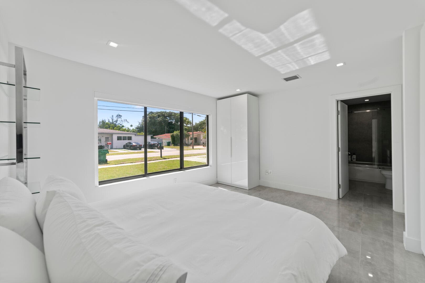 2511 NE 209th Terrace, Miami, FL 33180 36