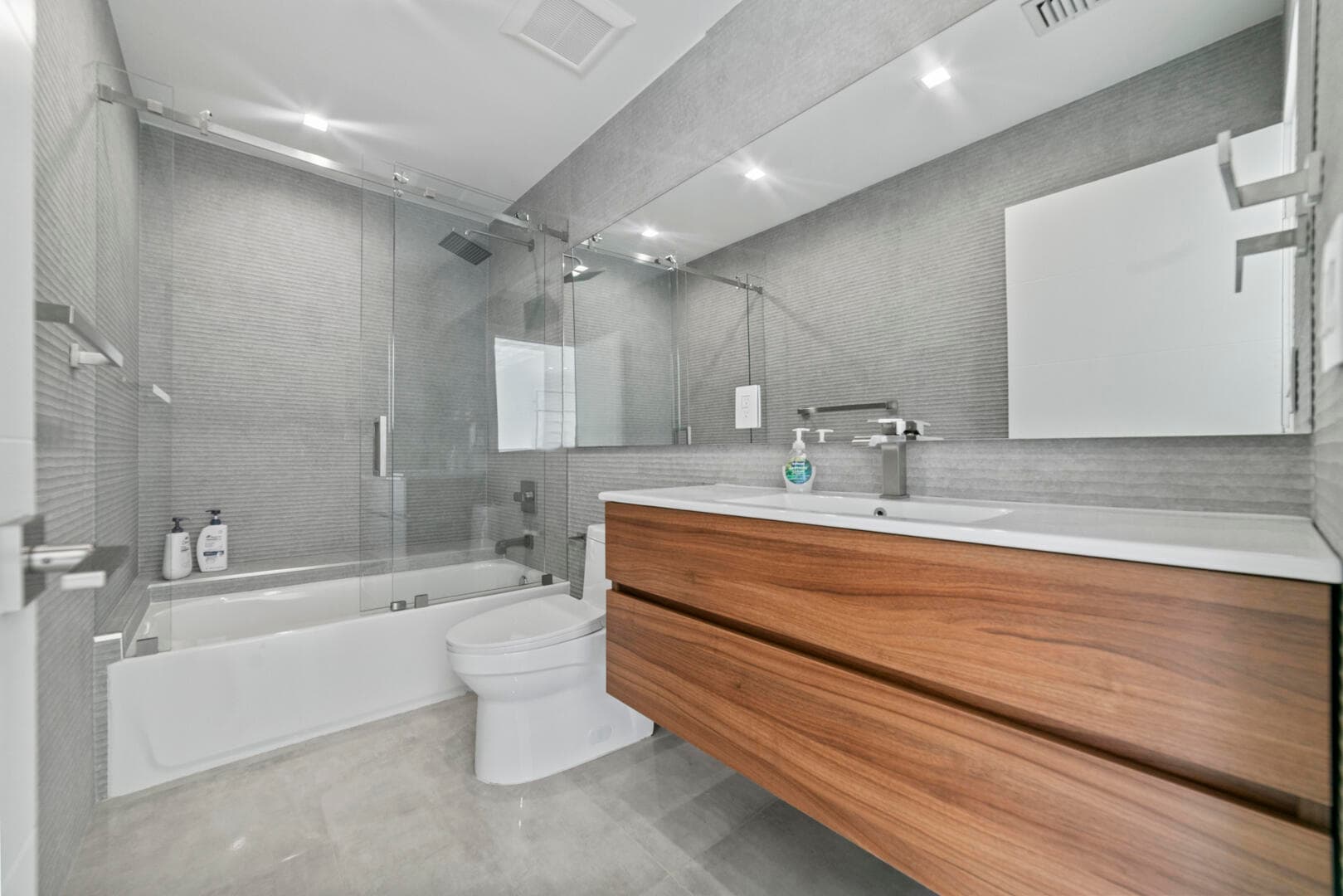 2511 NE 209th Terrace, Miami, FL 33180 37