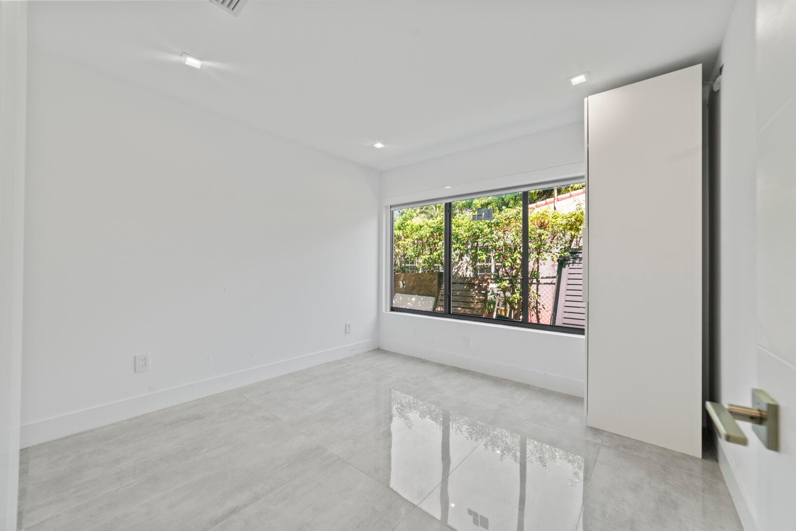 2511 NE 209th Terrace, Miami, FL 33180 38