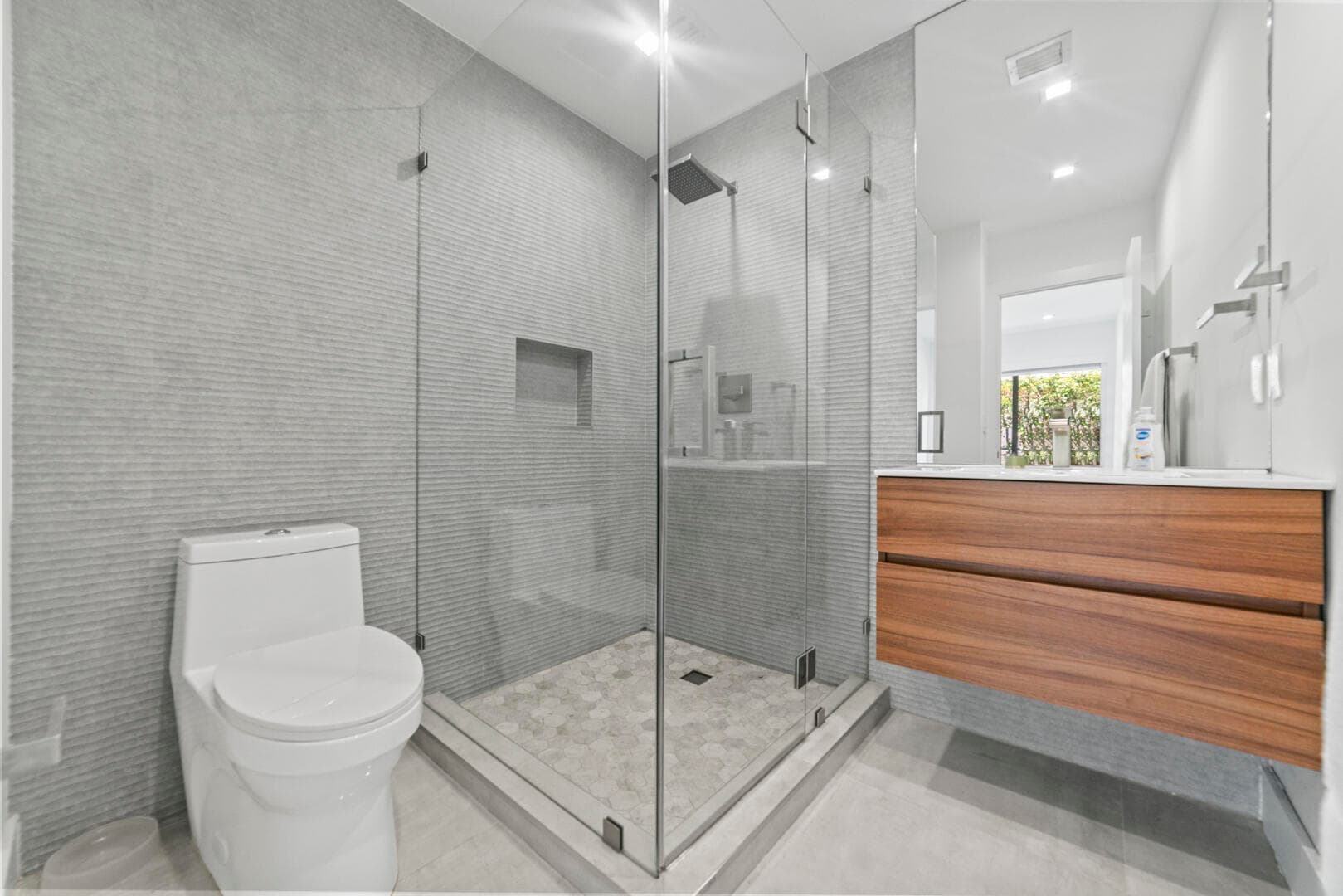 2511 NE 209th Terrace, Miami, FL 33180 40