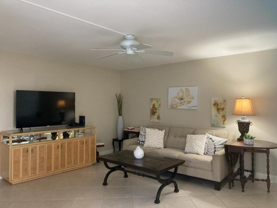 445 Saxony Way 445, Delray Beach, FL 33446 2