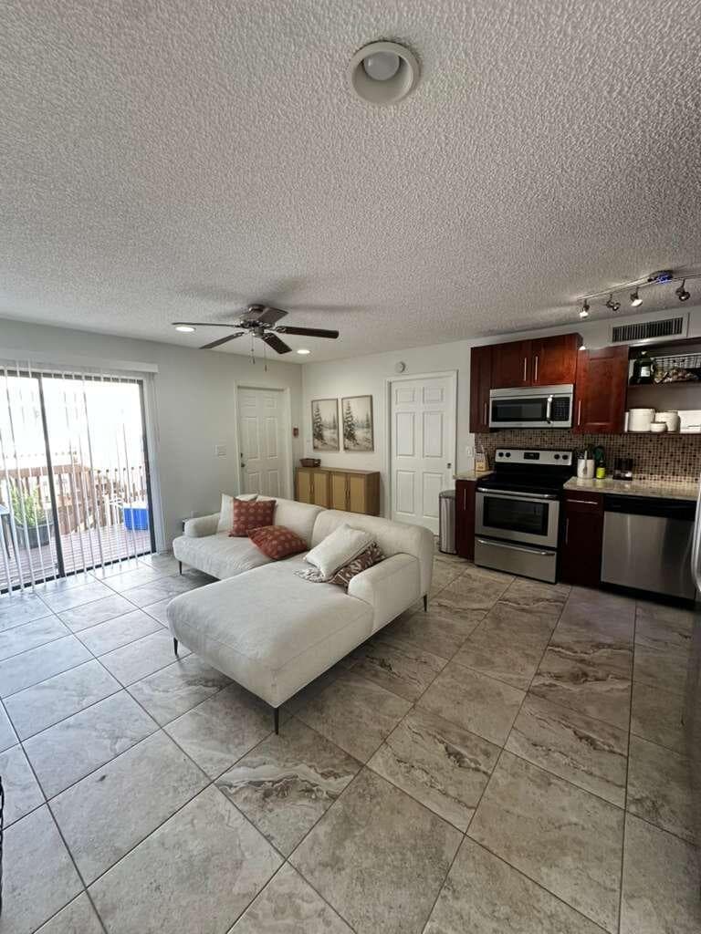637 Executive Center Drive N 203, West Palm Beach, FL 33401 19