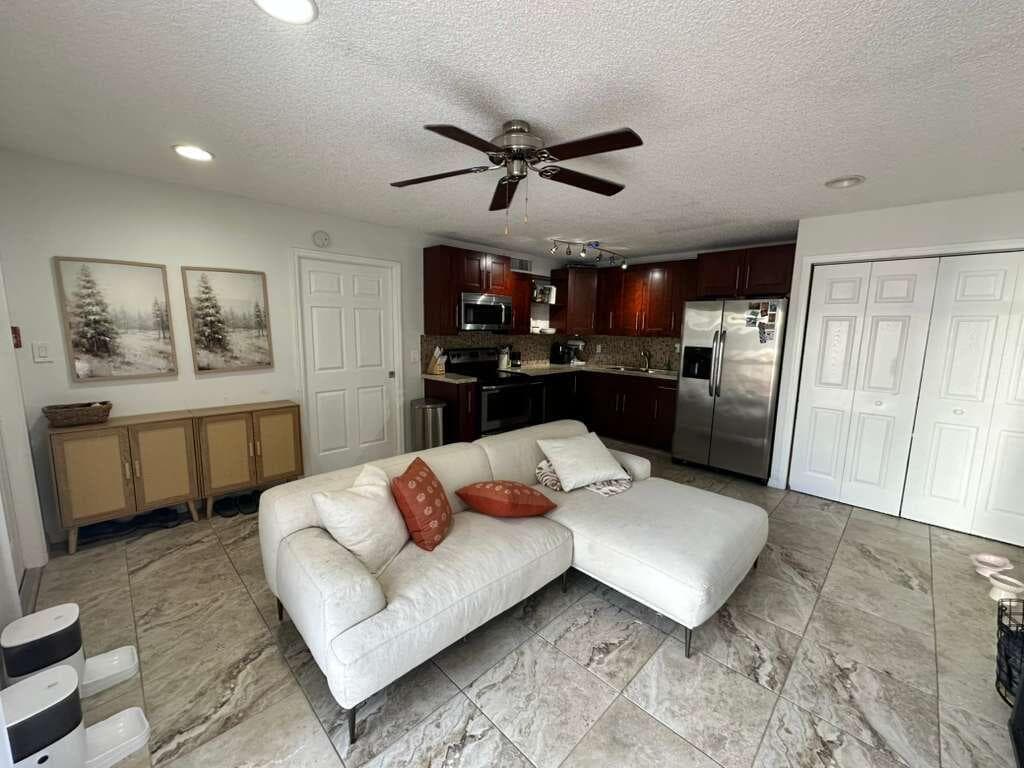637 Executive Center Drive N 203, West Palm Beach, FL 33401 16