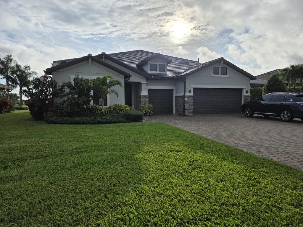 527 SE Vallarta Drive, Port St. Lucie, FL 34984 2