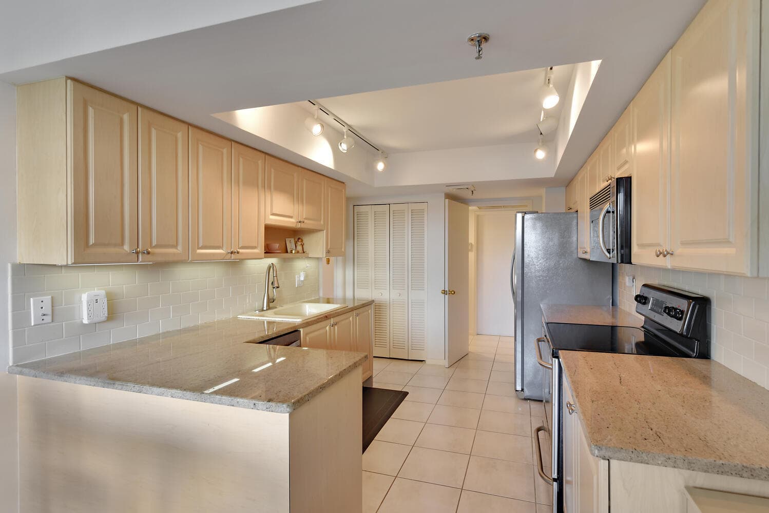 2427 Presidential Way 204, West Palm Beach, FL 33401 7