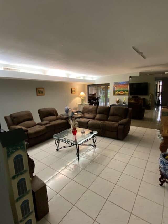 16023 Kingsmoor Way, Miami Lakes, FL 33014 2