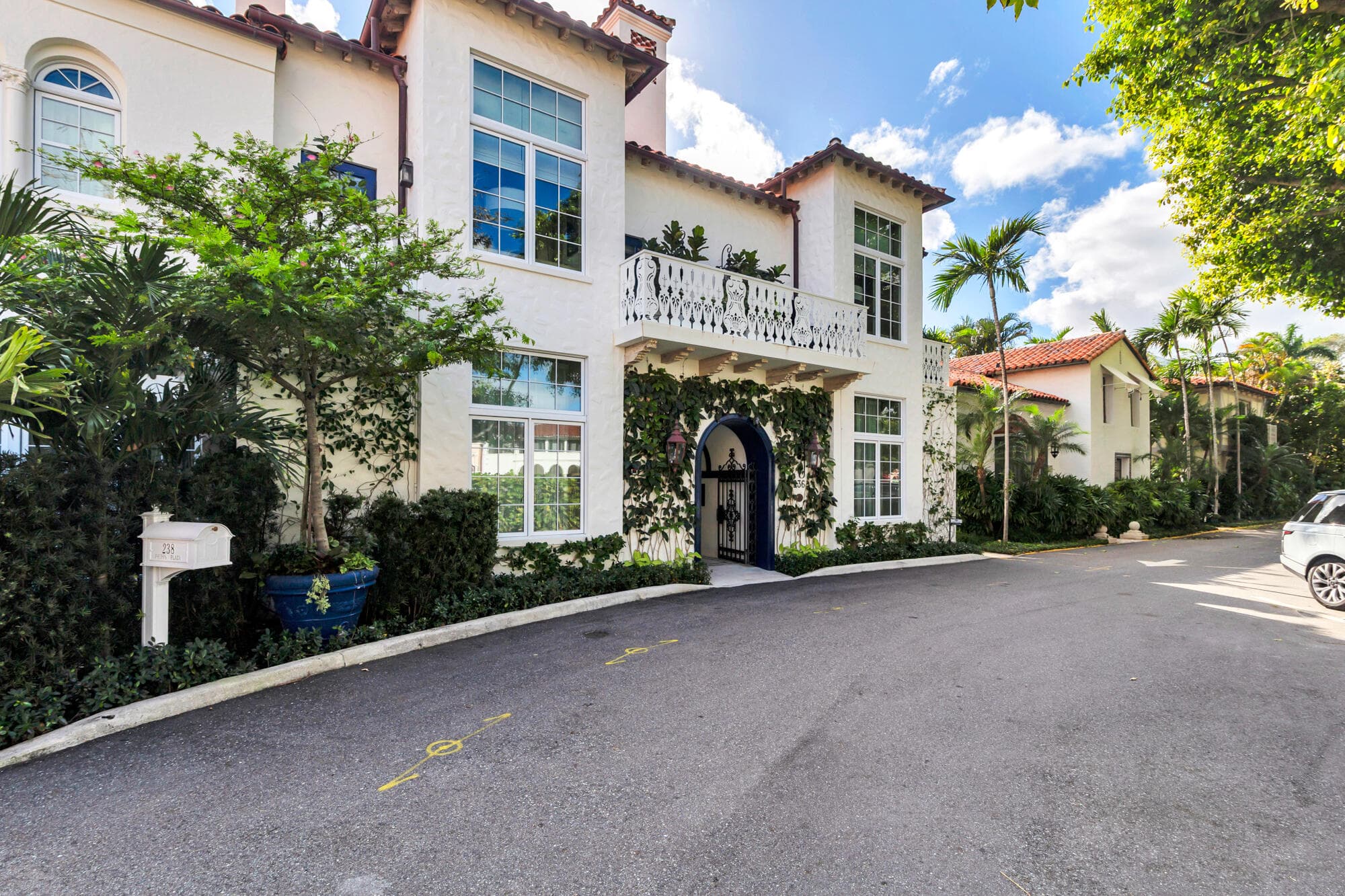 236 Phipps Plaza 201, Palm Beach, FL 33480 2