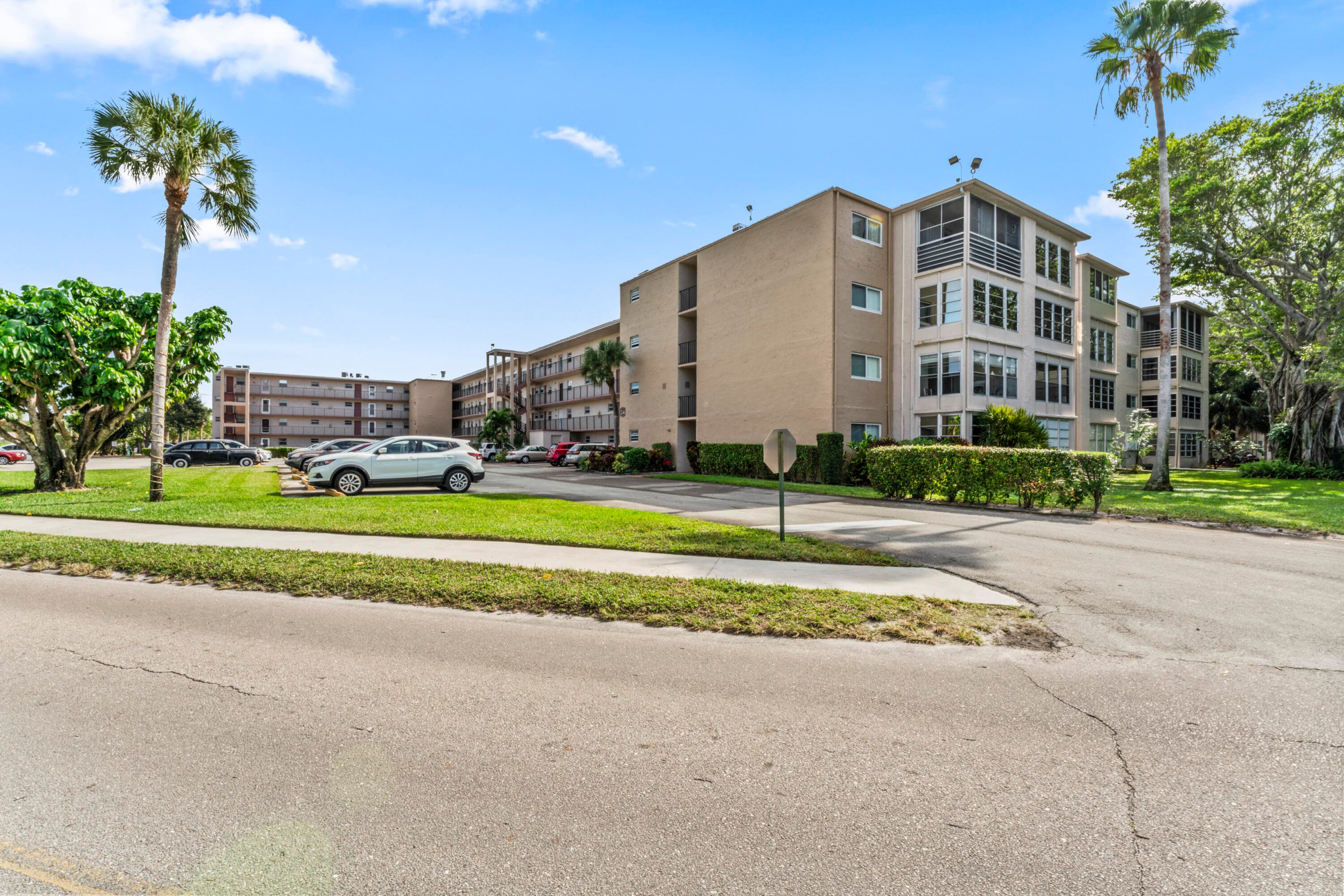 225 Bonnie Boulevard 302, Palm Springs, FL 33461 32