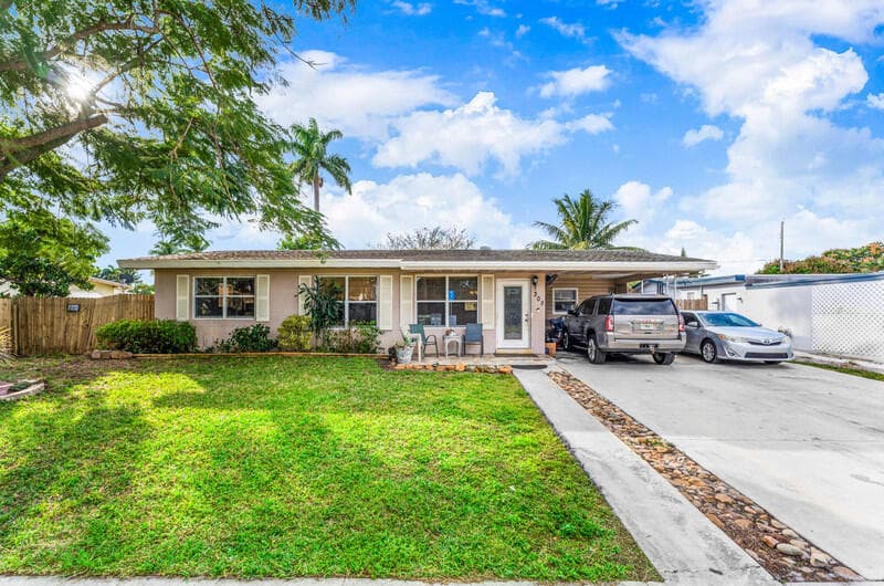 305 Henthorne Drive, Palm Springs, FL 33461