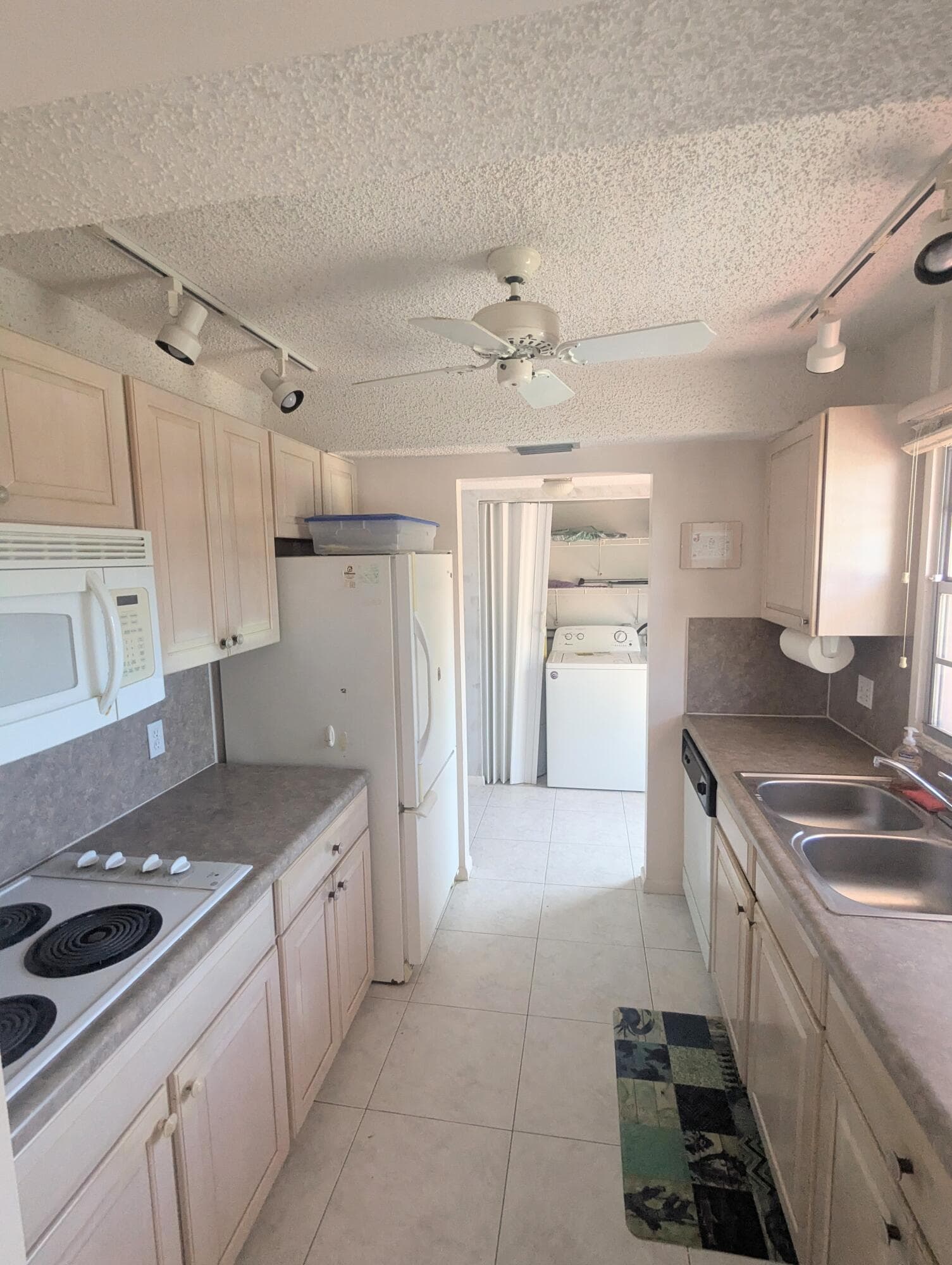 2 Golfs Edge D, West Palm Beach, FL 33417 2