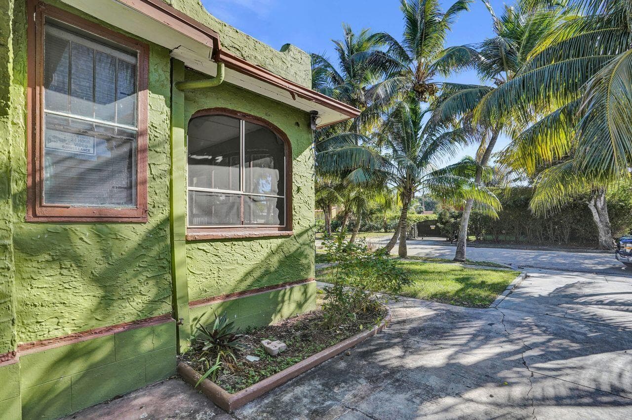 627 30th Street, West Palm Beach, FL 33407 11