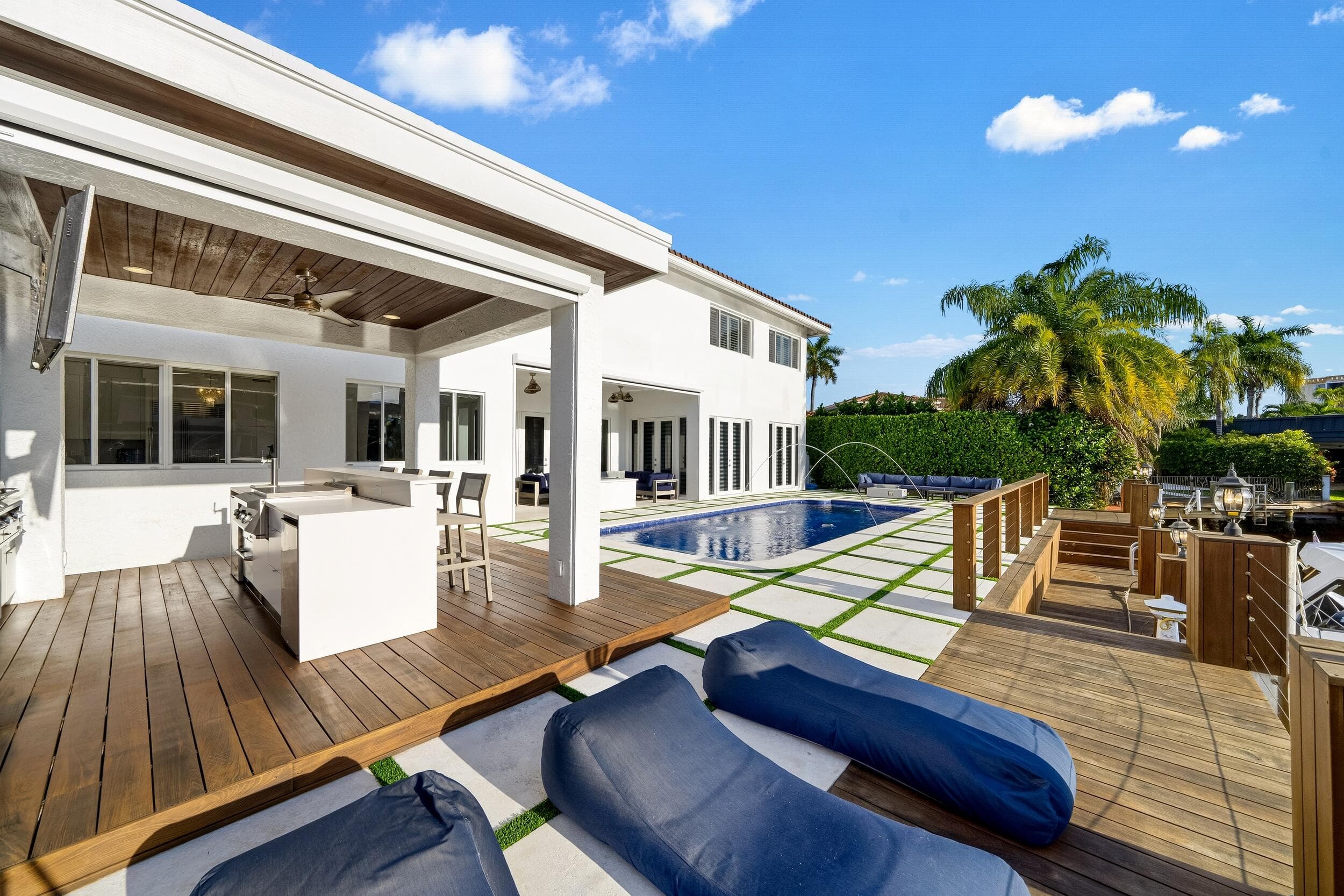 16430 NE 30th Avenue, North Miami Beach, FL 33160 21