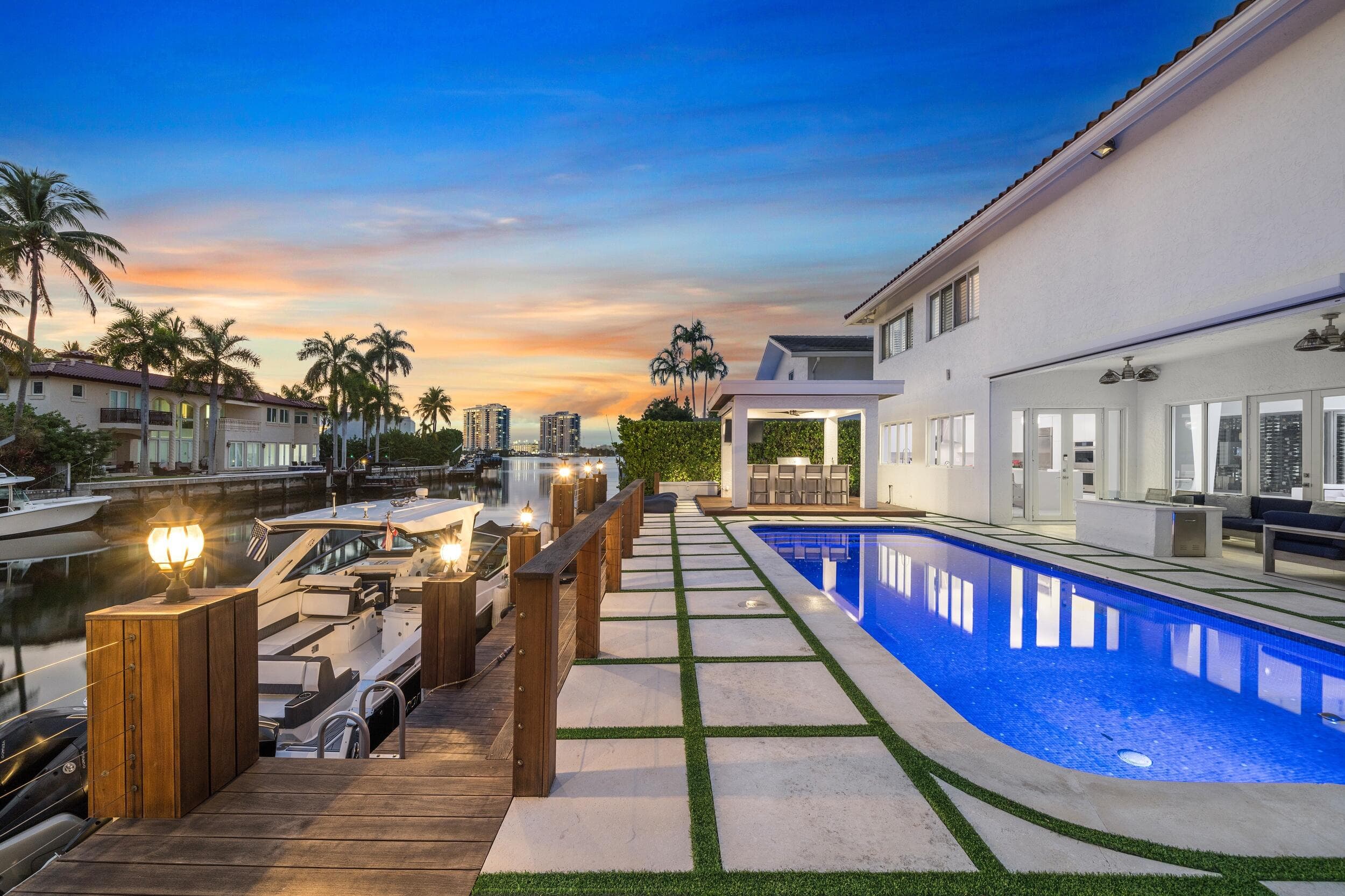 16430 NE 30th Avenue, North Miami Beach, FL 33160 24