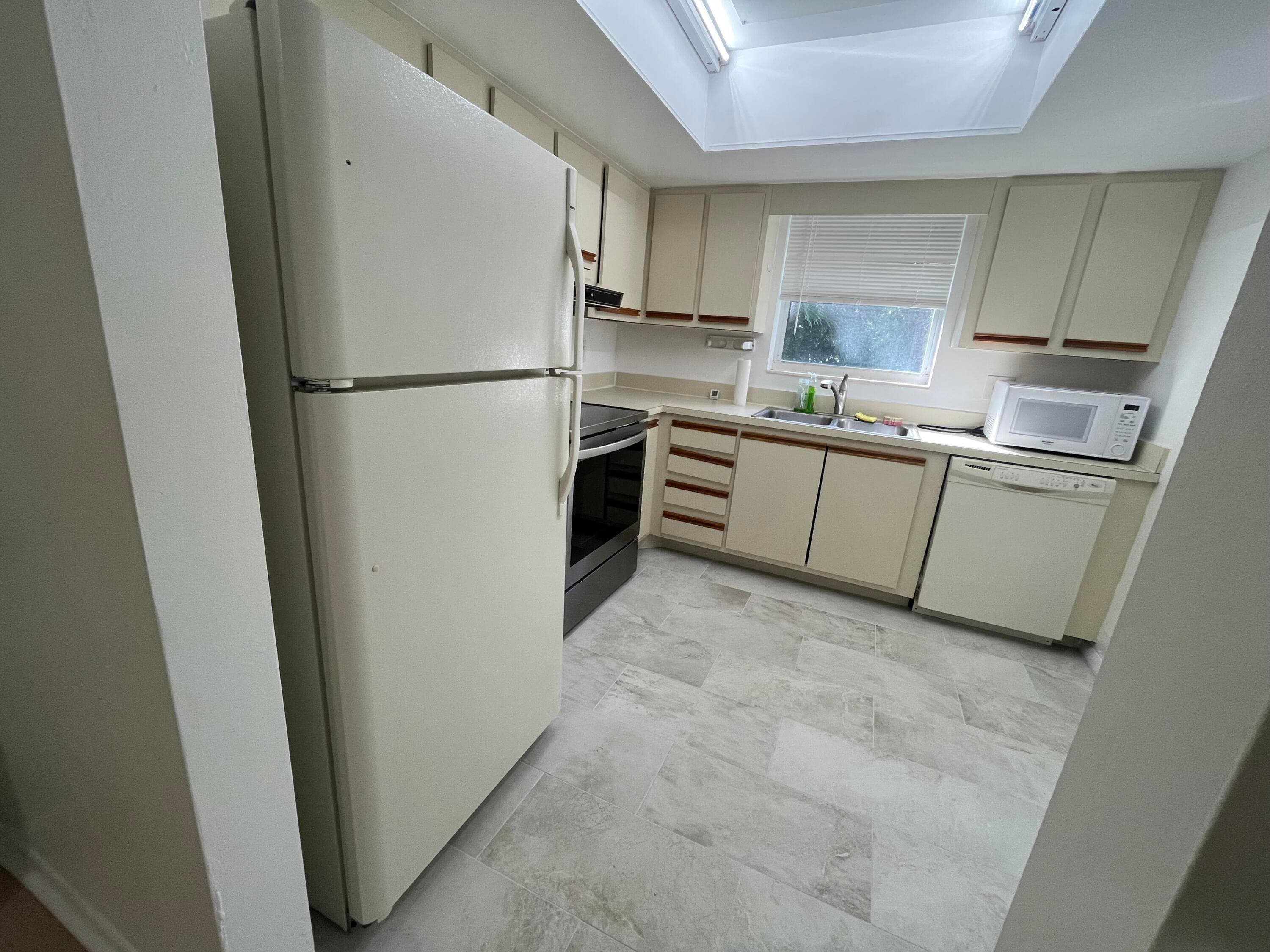 658 NE 6th Court L, Boynton Beach, FL 33435 23
