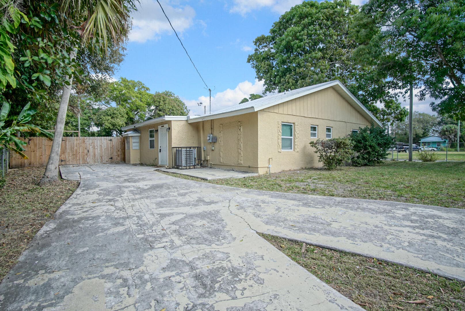1002 Avenue E E, Fort Pierce, FL 34950 33