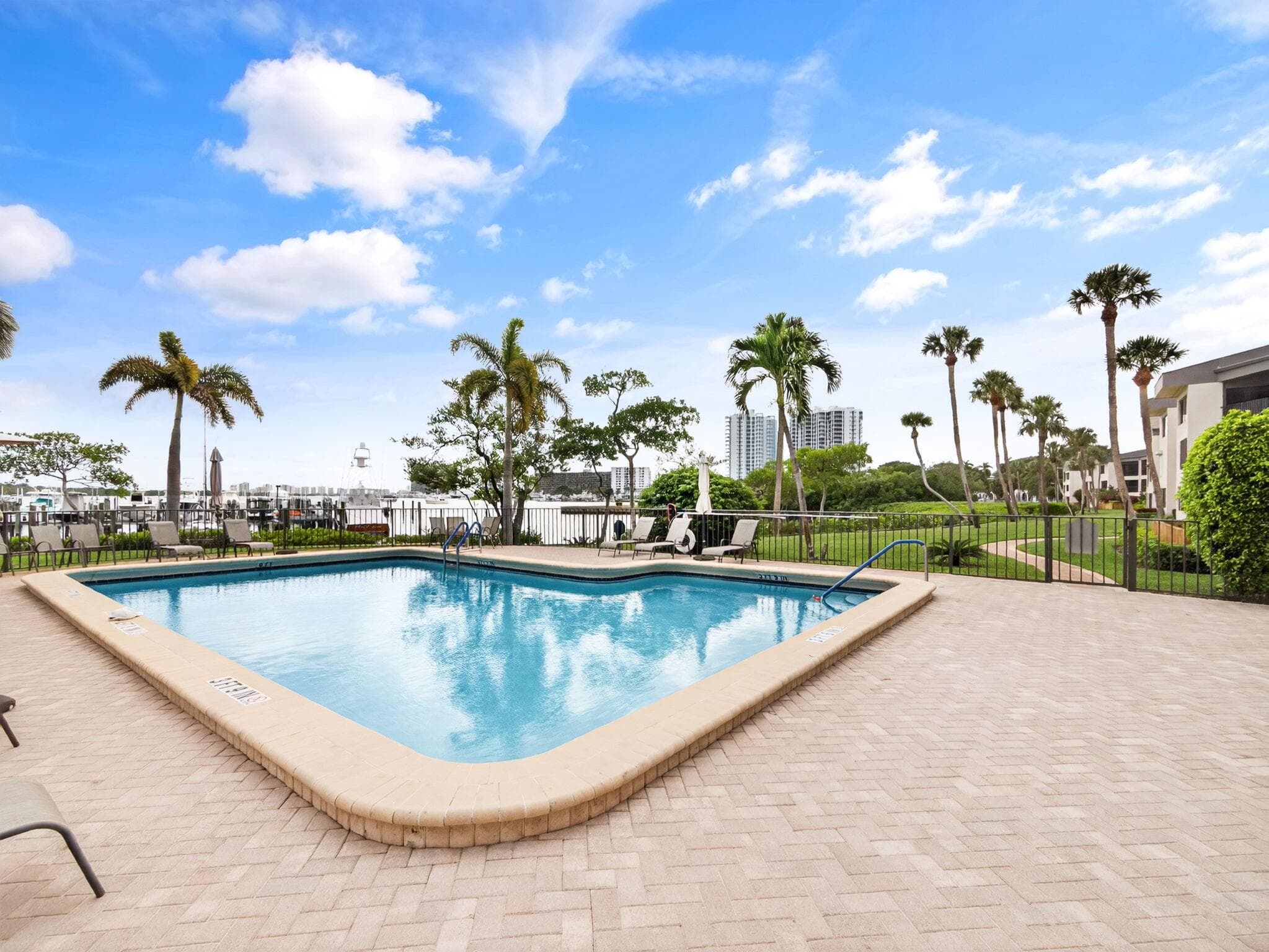 1660 Twelve Oaks Way 303, North Palm Beach, FL 33408 17
