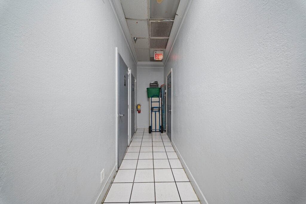 3092 S Jog Road, Greenacres, FL 33463 32