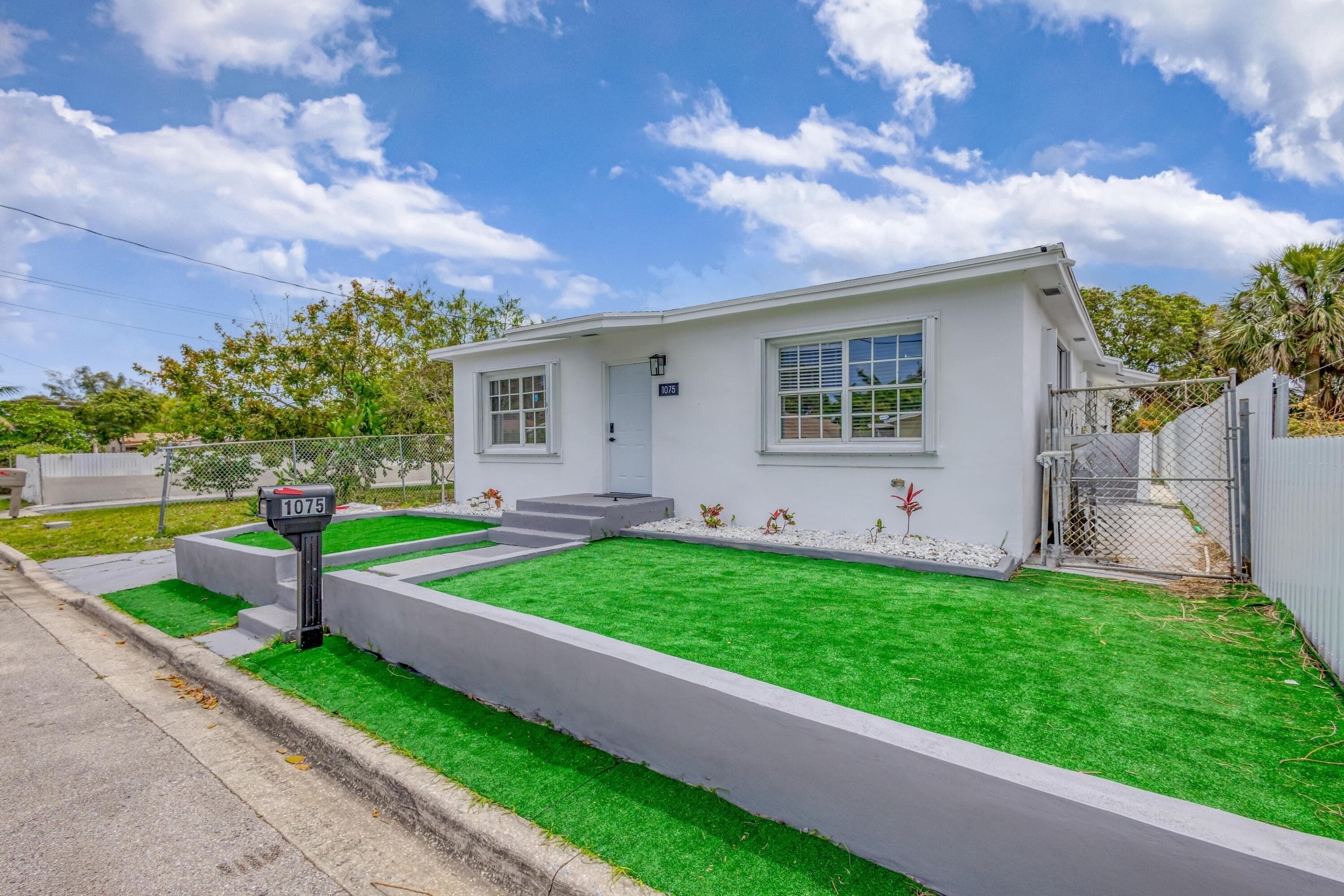 1075 W 30th Street, Riviera Beach, FL 33404 2