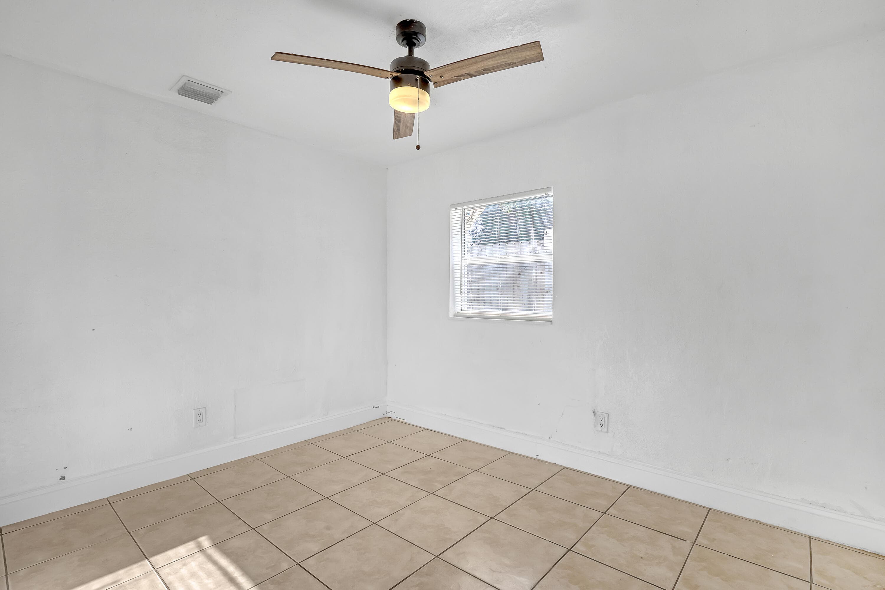 180 W 15th Street, Riviera Beach, FL 33404 37