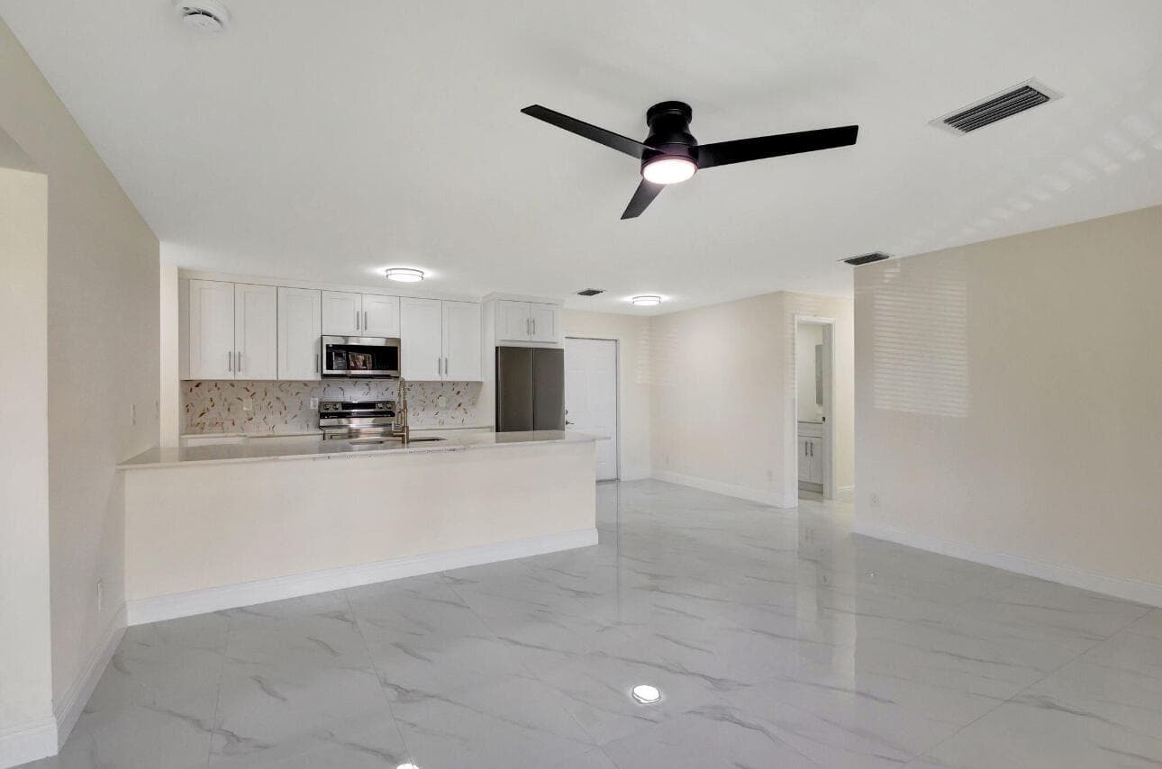 2016 Avenue S, Riviera Beach, FL 33404 17