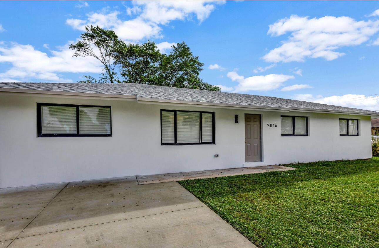 2016 Avenue S, Riviera Beach, FL 33404 2