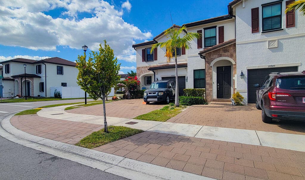 10902 W 33rd Way, Hialeah, FL 33018