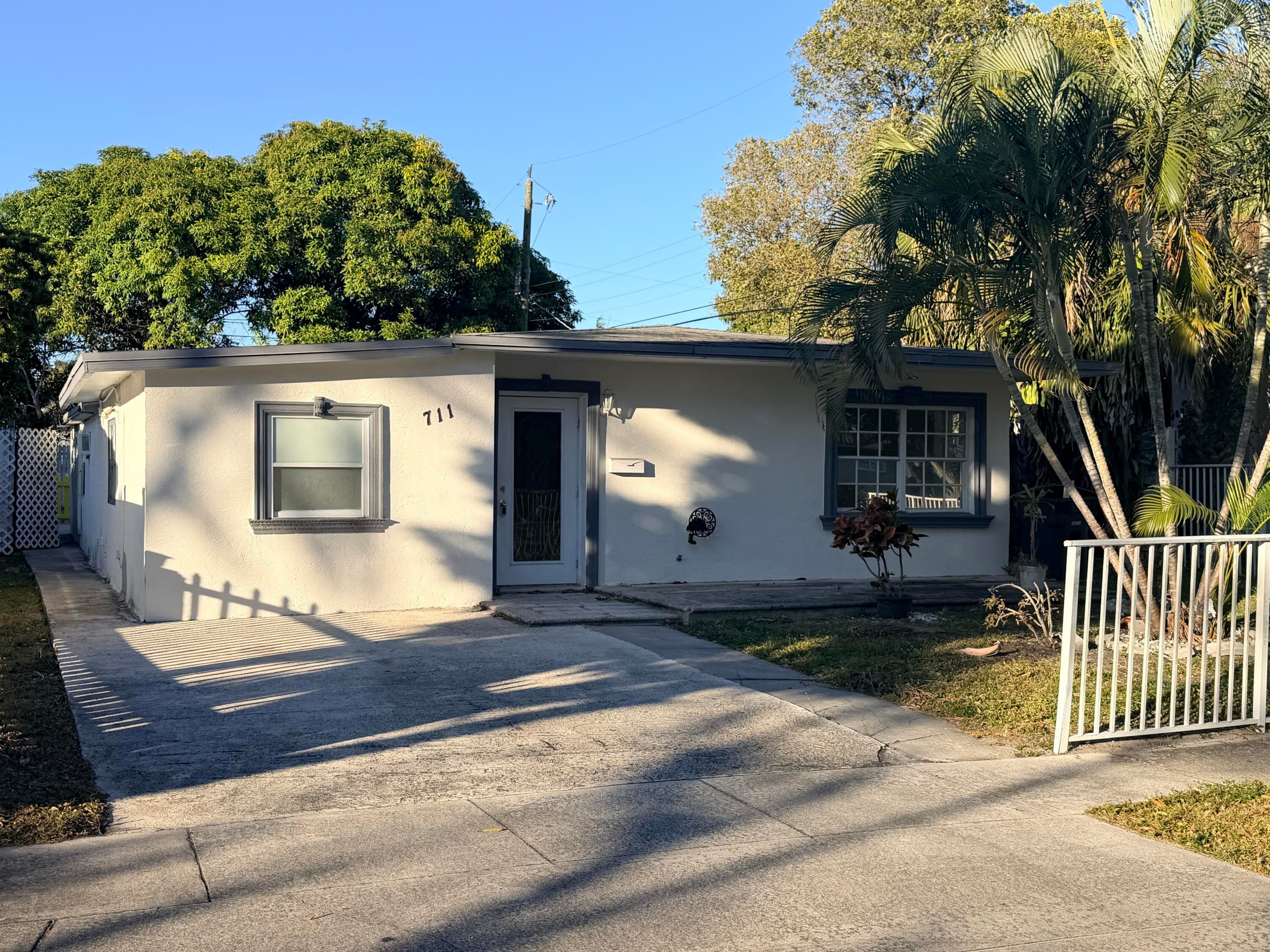 711 Fernwood Drive, West Palm Beach, FL 33405 5