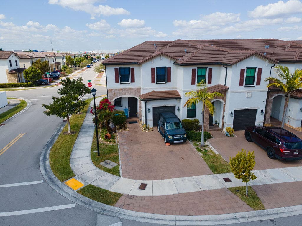 10902 W 33rd Way, Hialeah, FL 33018 97