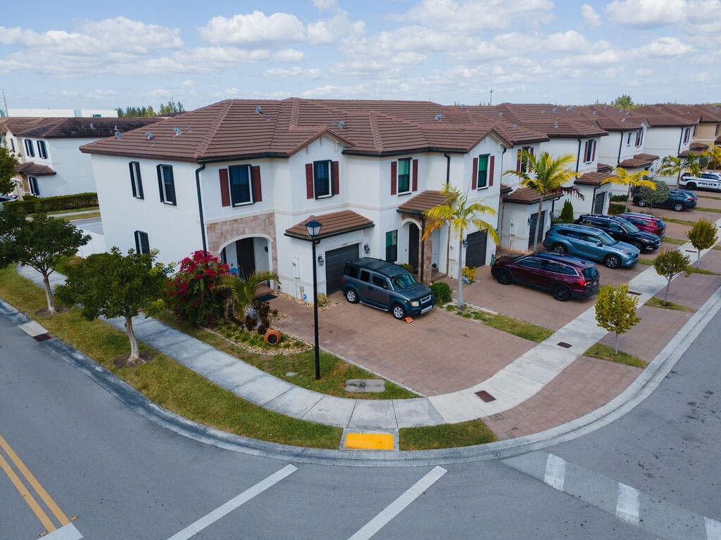 10902 W 33rd Way, Hialeah, FL 33018 98