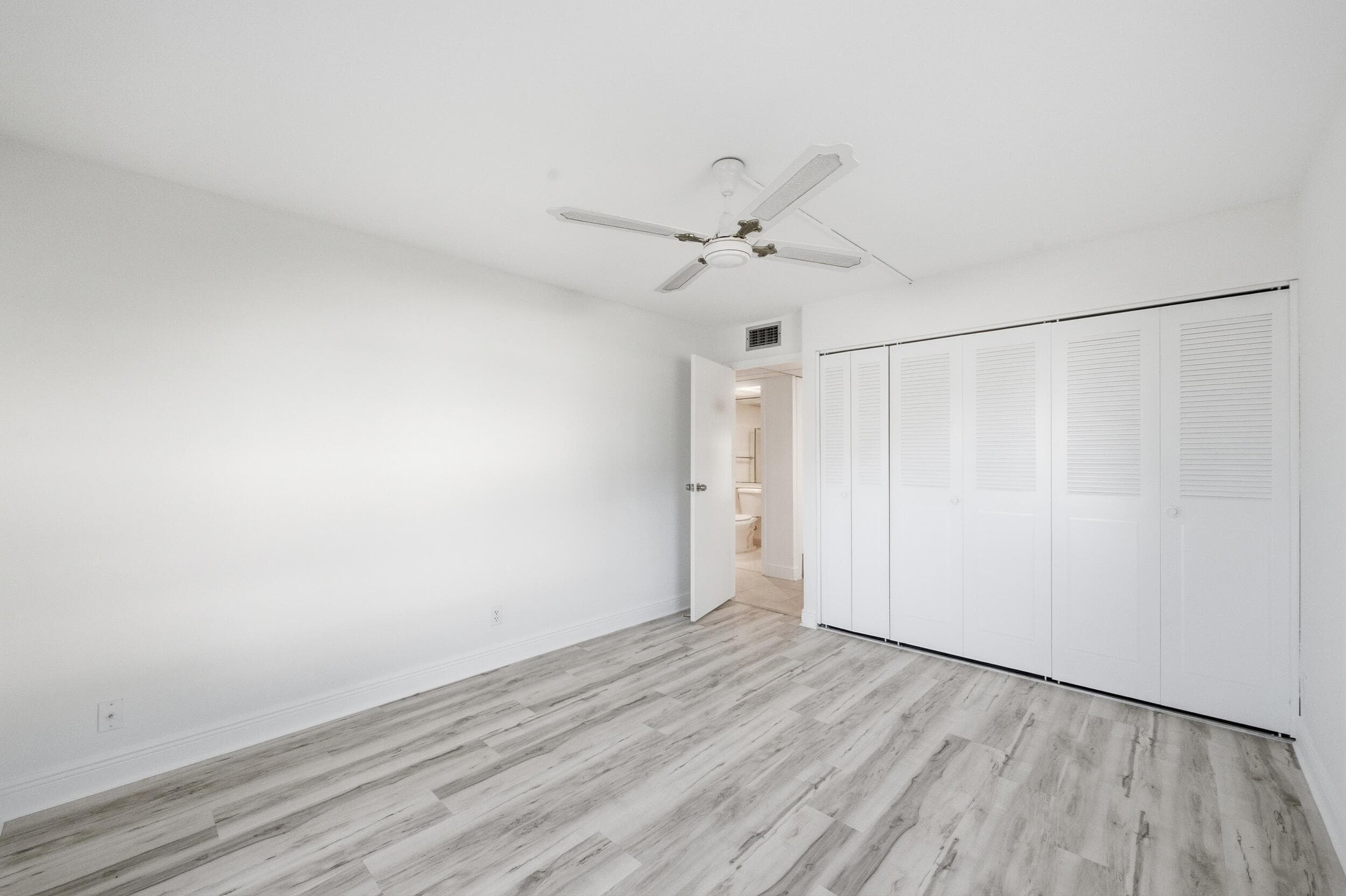 452 Brittany J, Delray Beach, FL 33446 16
