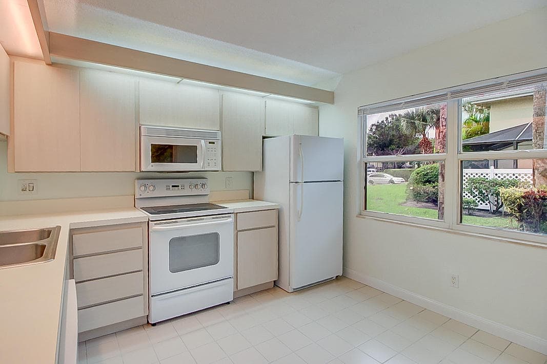 44 Essex Court B, Royal Palm Beach, FL 33411 11
