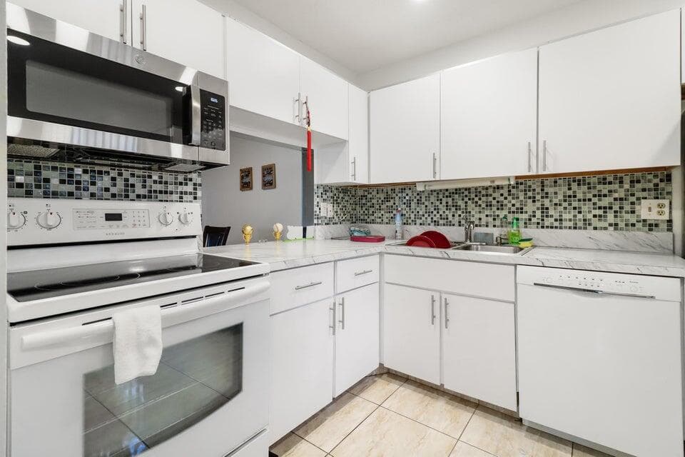 107 Lake Terry Drive, West Palm Beach, FL 33411 12