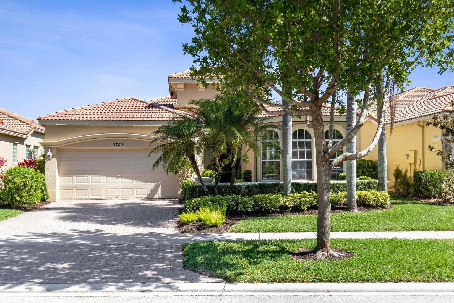 8709 Via Grande E, Wellington, FL 33411
