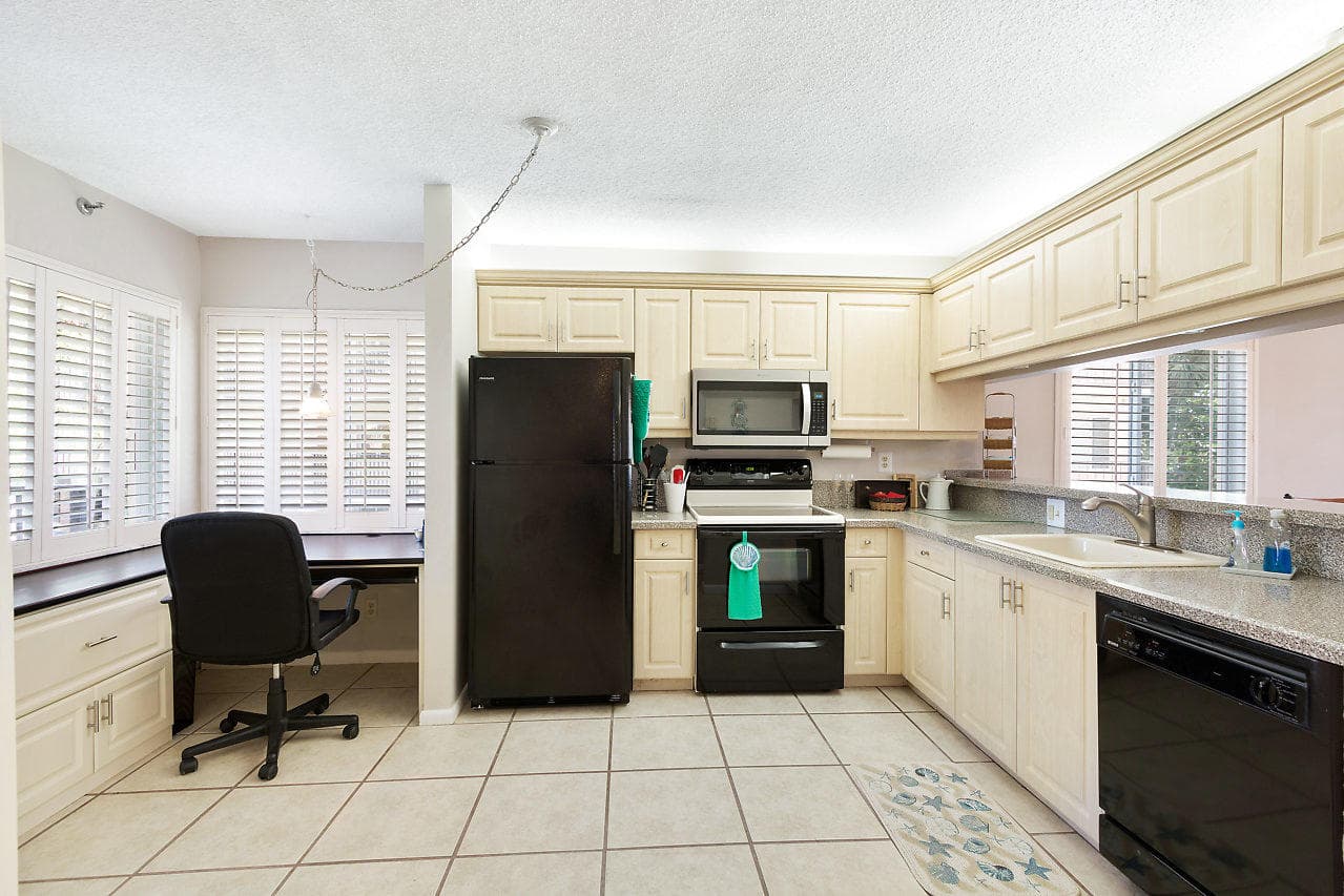 275 Palm Avenue A201, Jupiter, FL 33477 11