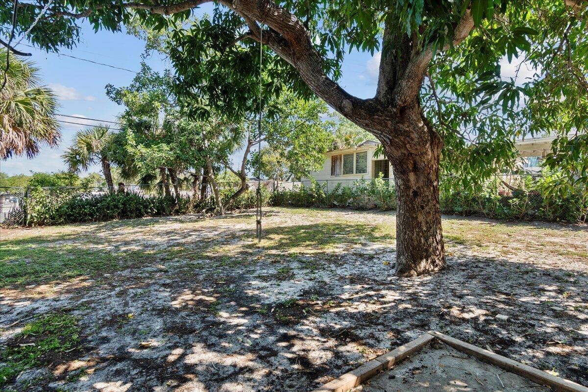 815 Omar Road, West Palm Beach, FL 33405 24