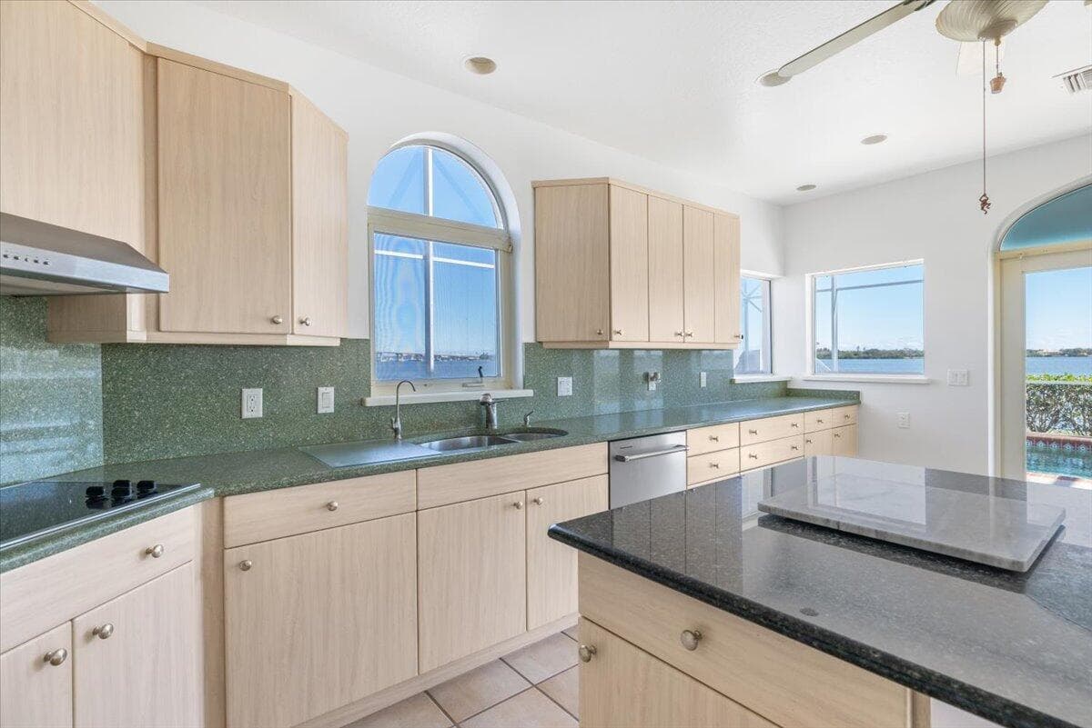 2 Seahorse Lane, Vero Beach, FL 32960 23