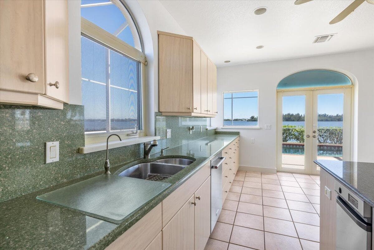 2 Seahorse Lane, Vero Beach, FL 32960 24