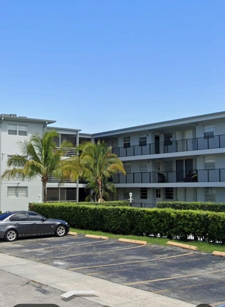 1100 NE 1st Court 305, Hallandale Beach, FL 33009