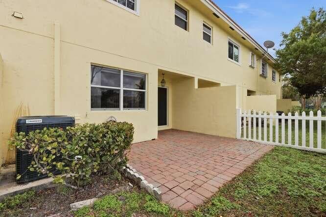 1218 Imperial Lake Road, West Palm Beach, FL 33413 32