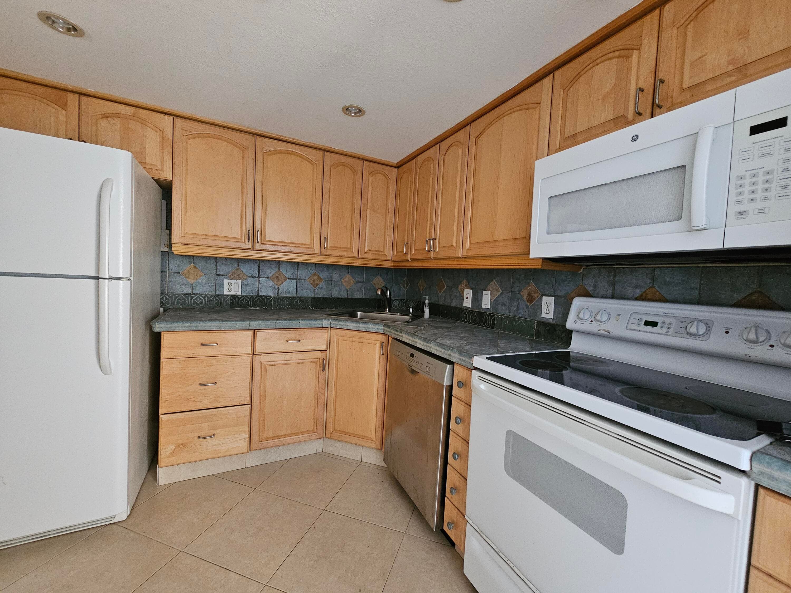 470 Executive Center Drive 2g, West Palm Beach, FL 33401 3