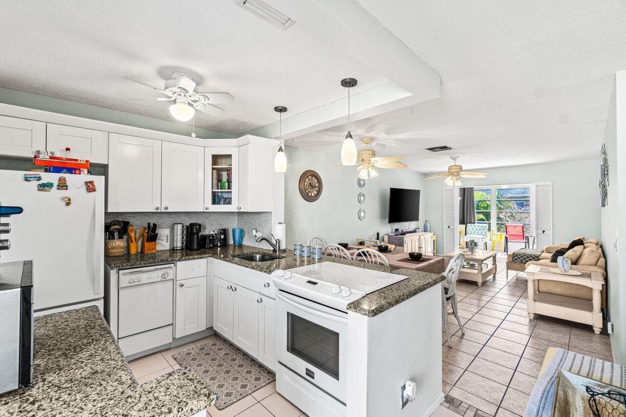 2121 NE 1st Court 202, Boynton Beach, FL 33435 5