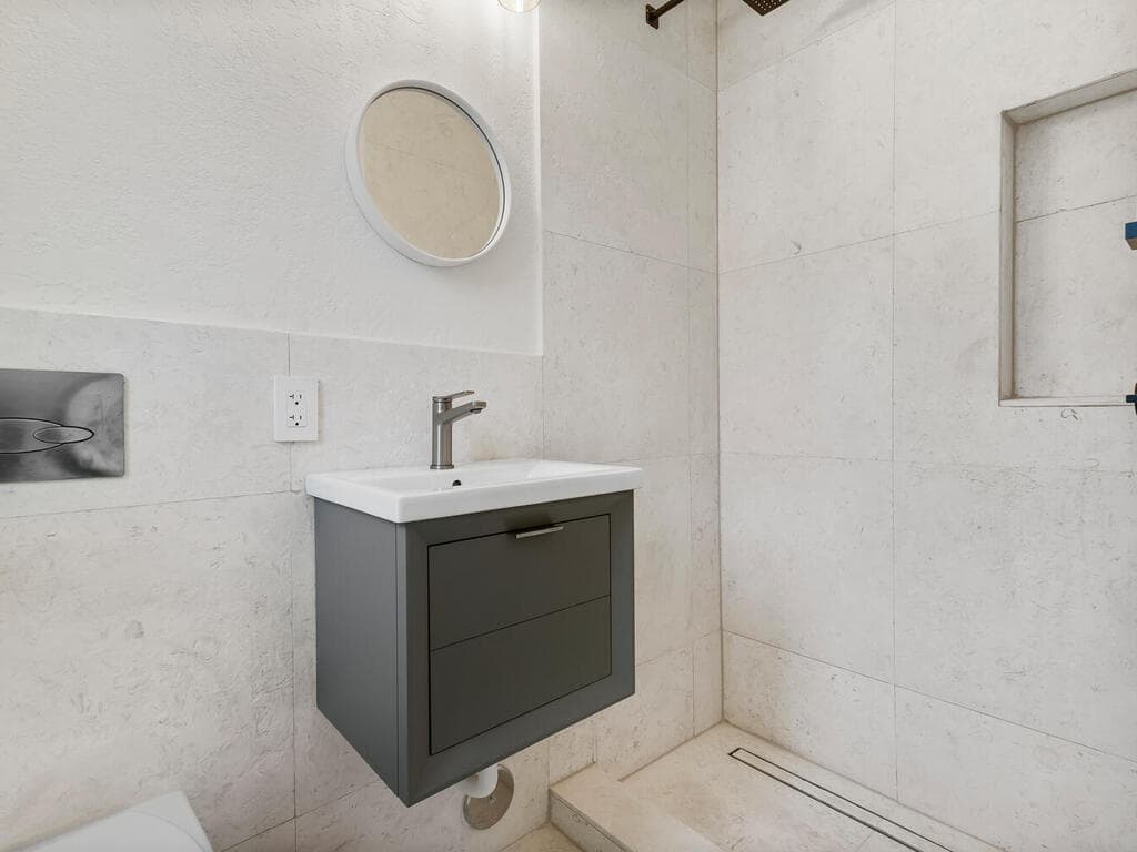 7820 Hawthorne Avenue, Miami Beach, FL 33141 16